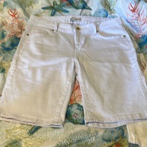 Five pocket white stretch Bermuda shorts
